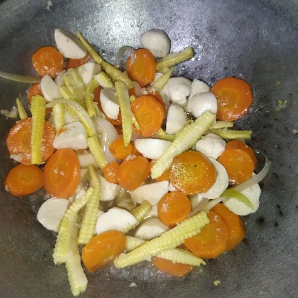 Aduk rata, masak hingga airnya menyusut, angkat lalu sajikan.