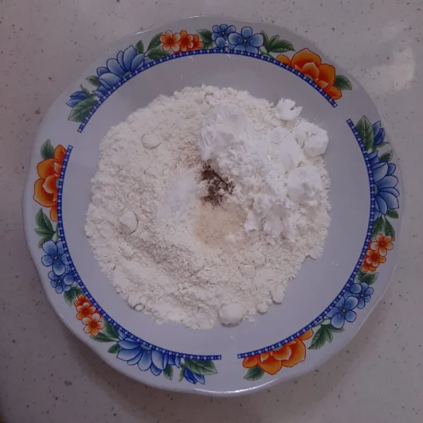 Dalam wadah campurkan terigu, maizena, bawang putih bubuk, ketumbar, garam dan kaldu bubuk. Aduk rata