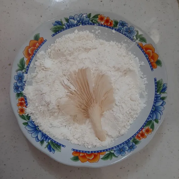 Gulingkan jamur dalam tepung