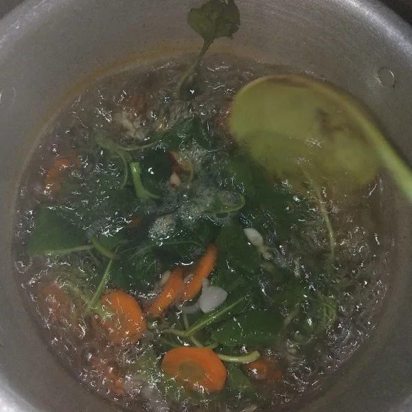 Masukkan garam, kaldu bubuk, dan gula. Masak sampai bayam layu, lalu koreksi rasa dan matikan kompor.