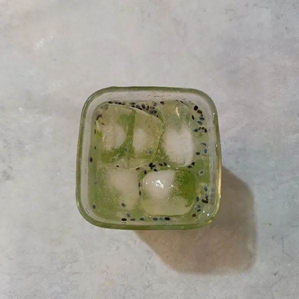 Masukkan es batu, aduk sebelum dinikmati.