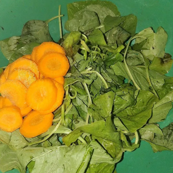 Cuci bayam dan wortel yang telah dipotong-potong hingga bersih.