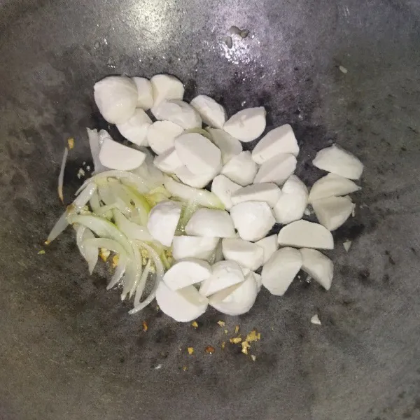 Masukkan bakso ikan, aduk rata.
