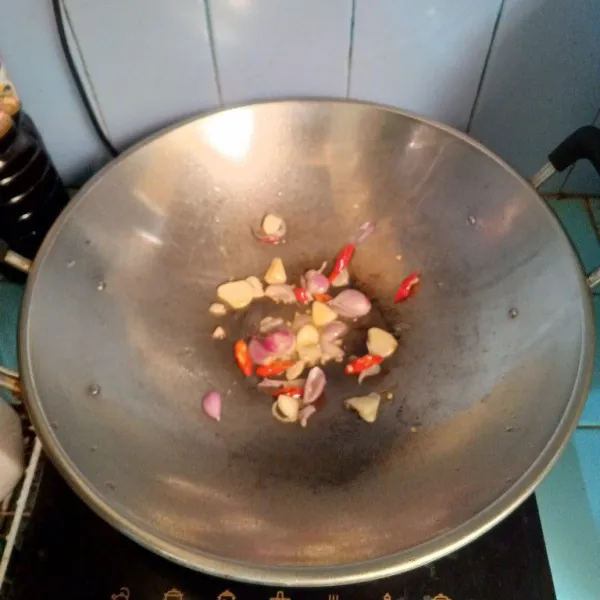 Tumis bumbu iris sampai harum.