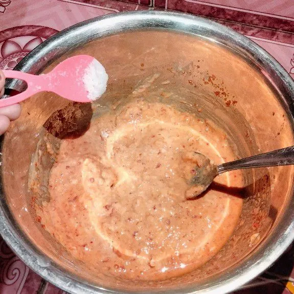 Masukkan bumbu penyedap, garam, merica bubuk, penyedap rasa, dan gula pasir secukupnya.