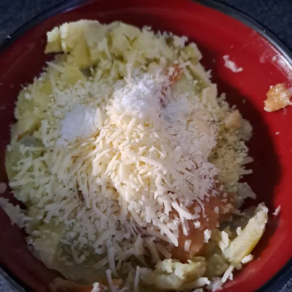 Masukan garem, kaldu bubuk, lada bubuk aduk rata bentuk sesuai selera bisa di isi di dalamnya