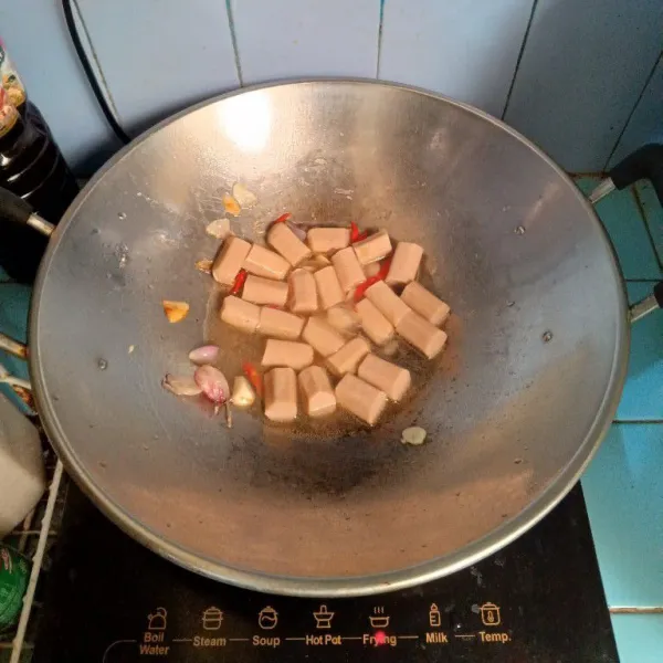 Masukkan sosis dan air, masak hingga mendidih.