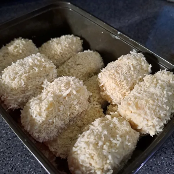 Masukan adonan yang telah dibentuk ke kocokan telor lalu baluri dengan tepung roti