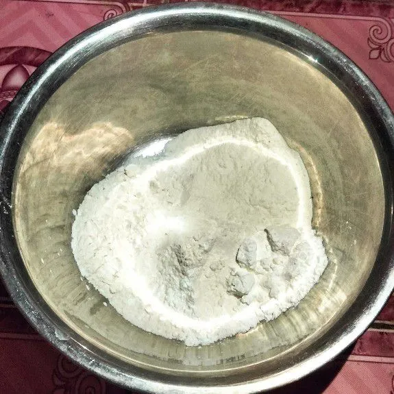 Siapkan bahan adonan pertepungan.