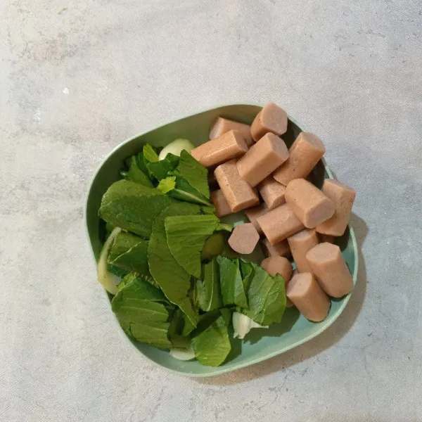 Cuci bersih sosis dan pokcoy, sisihkan.