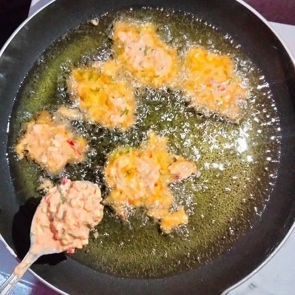 Goreng di minyak panas.