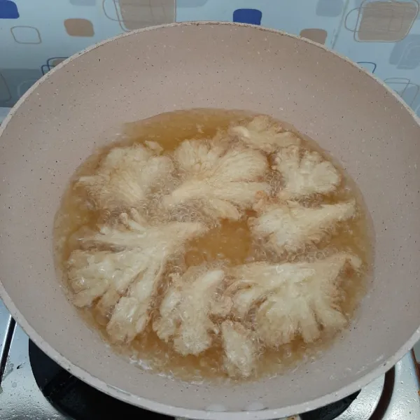 Panaskan minyak lalu goreng jamur