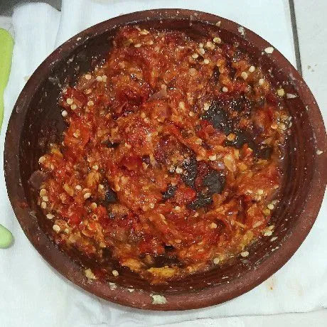 Ulek bahan bumbu, sampai halus.