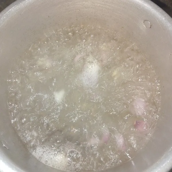 Didihkan air lalu masukkan bawang merah, bawang putih, dan temu kunci yang sudah diiris.