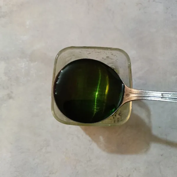 Tuang sirup coco pandan.