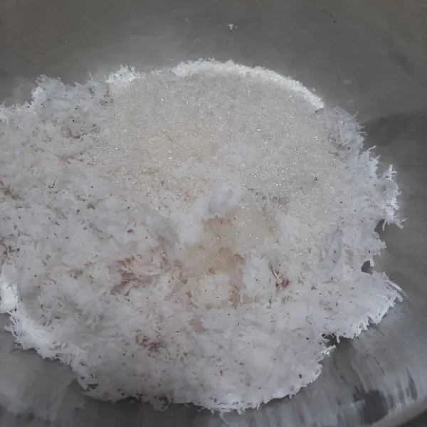Sebelumnya kelapa parut sudah di kukus dahulu selama 10 menit, agar kue wingko bisa tahan lama. Campurkan kelapa parut, garam, pasta vanili dan gula aduk sampai tercampur rata