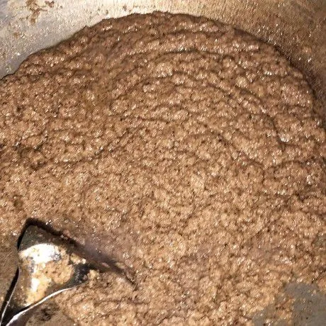 Masak bumbu yang sudah dihaluskan hingga airnya menyusut (agak kering). Lalu tambahkan minyak goreng, tumis hingga harum dan minyaknya keluar. Jika sudah masak dinginkan terlebih dahulu. Jika bumbu belum digunakan dapat disimpan di freezer. Sebaiknya dibagi sesuai kebutuhan sebelum disimpan di freezer