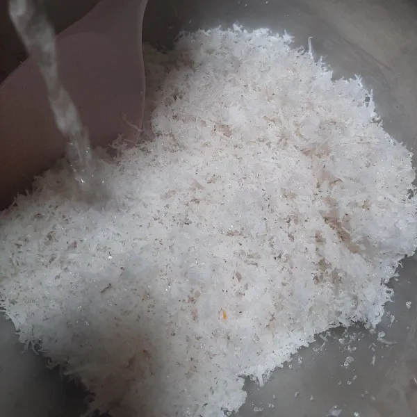 Tuang air atau bisa pakai air santan juga, aduk lagi sampai tercampur rata