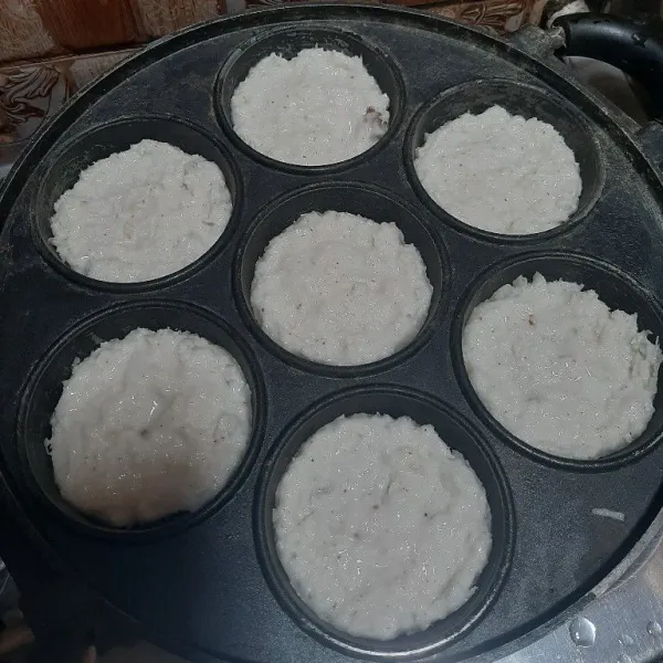 Cetak adonan, saya pakai cetakan yg untuk membuat martabak mini, untuk ketebalan sesuai selera, panggang dengan api kecil saja