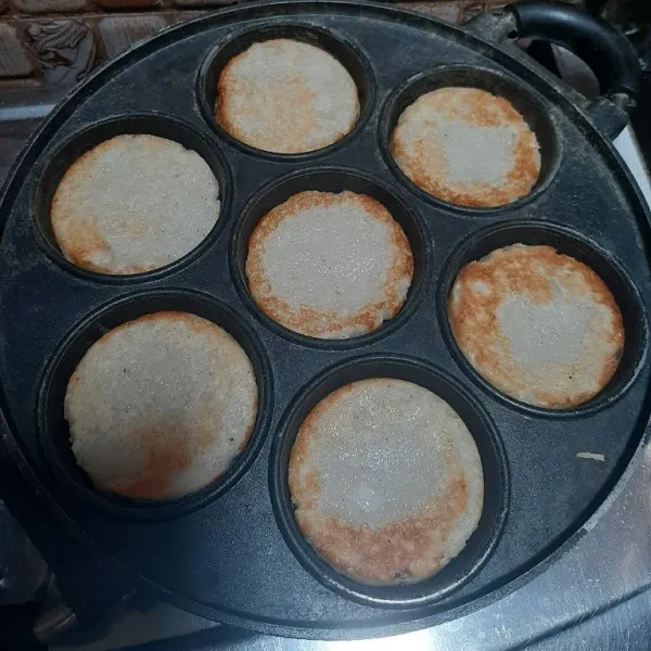 Setelah kecoklatan balik, dan tunggu bagian bawah matang kecoklatan, lakukan sampai semua selesai.