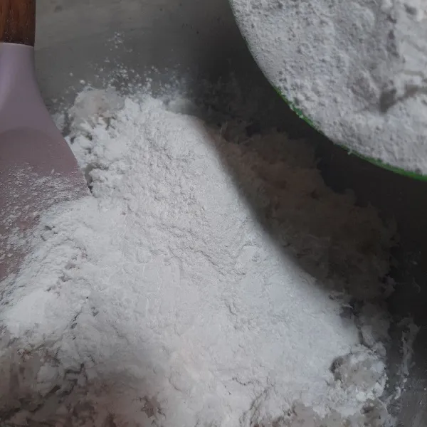 Selanjutnya masukan tepung ketan aduk lagi sampai tercampur rata