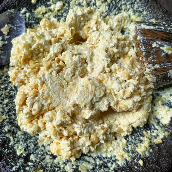 Masukkan tahu dan tepung terigu, ulek lagi sampaitahu hancur dan tercampur rata.