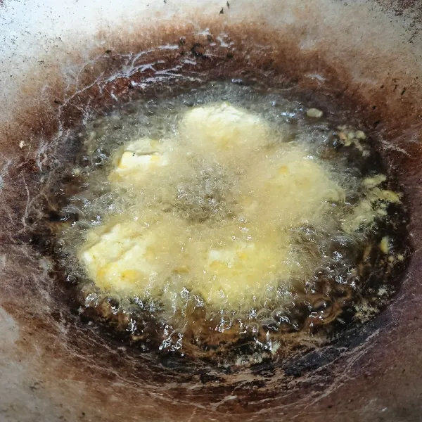 Kemudian goreng diminyak panas sampai matang dan sedikit kecokelatan, angkat dan tiriskan, siap disajikan.