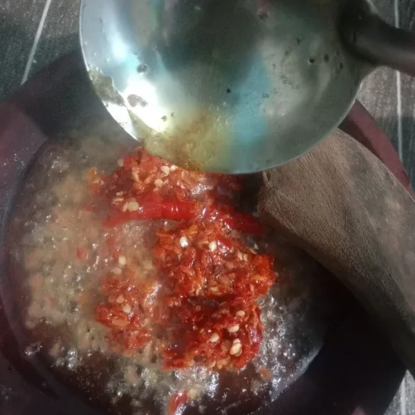 tuang minyak panas ke atas cabe yang sudah diulek.