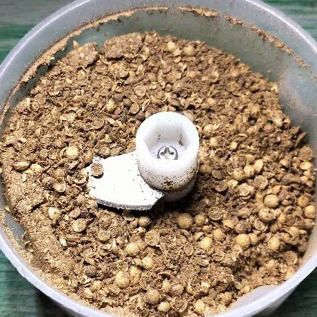 Sangrai terpisah ketumbar, pala, jintan dan merica hingga harum jangan sampai gosong. Angkat lalu haluskan