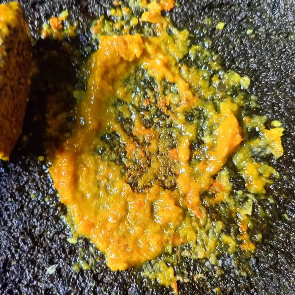 Ulek bumbu sampai halus.