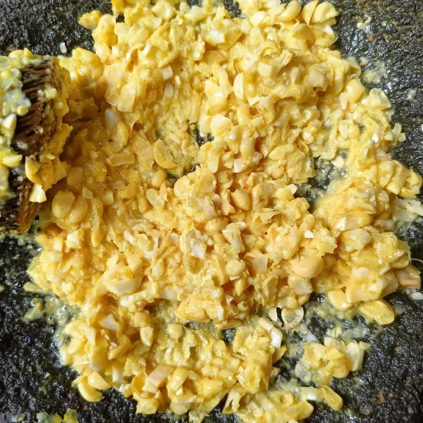 Masukkan jagung yang sudah diiris dan ulek kasar.