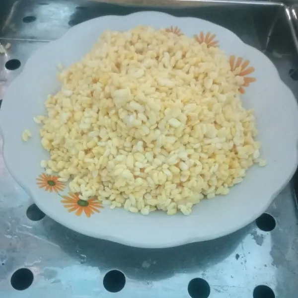 rendam kacang hijau kupas selama 2 jam. kukus kacang hijaunya.