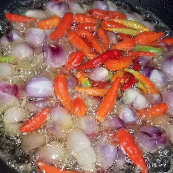 Goreng bawang merah, bawang putih, tomat dan cabe rawit hingga matang.