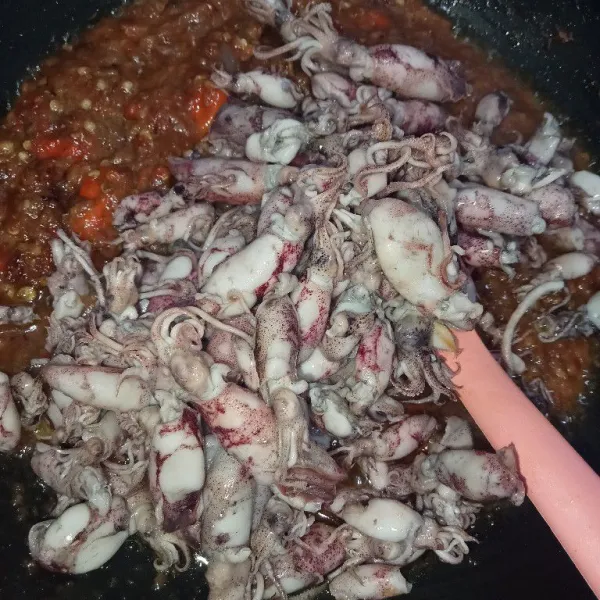 Masukkan cumi aduk rata.
