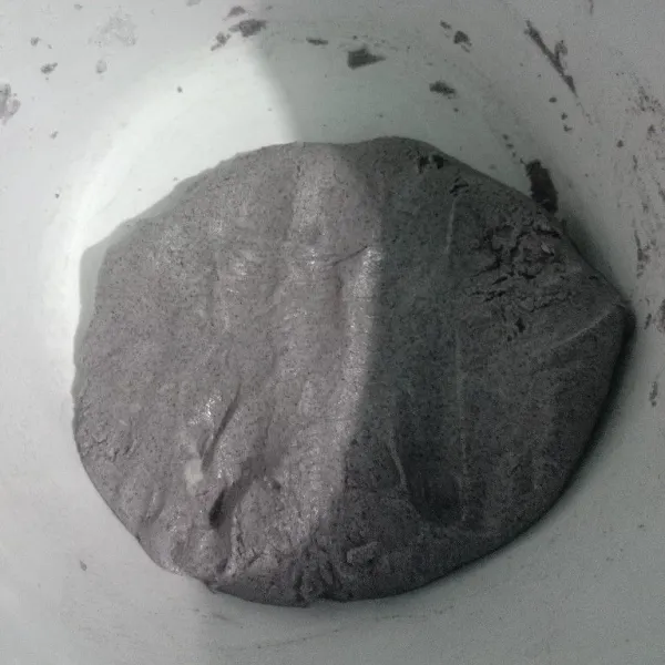 buat kulit onde onde,campur semua bahan aduk sampai menjadi adonan.