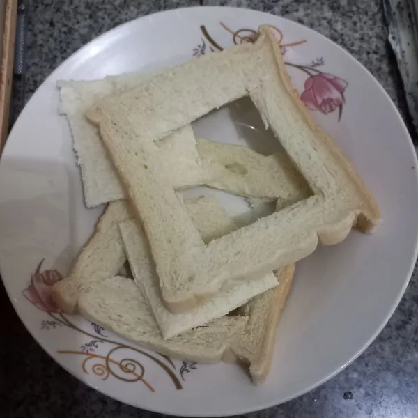 Potong bagian tengah roti tawar, pisahkan.