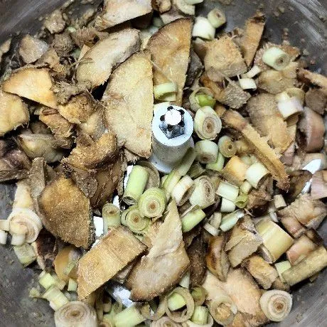 Potong-potong tipis atau kecil serei, lengkuas dan jahe. Lalu choper hingga halus, tambahkan air secukupnya. Sisihkan