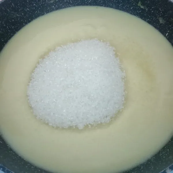 haluskan kacang hijau yang sudah dikukus, masak dengan santan, gula pasir dan juga vanilli. masak dengan api kecil. sampai santan menyusut.