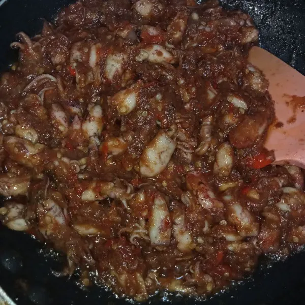 Masak hingga minyak sambal keluar, matikan api. Tunggu sampai suhu ruang,simpan di dalam toples dan simpan untuk stok (jika ingin tahan lama simpan di kulkas setelah mengonsumsi)