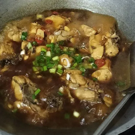 Tambahkan daun bawang, koreksi rasa, dan tunggu sampai matang. Ayam kecap siap disajikan.