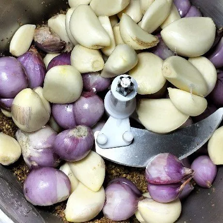 Goreng kacang tanah dan kemiri jangan sampai gosong. Angkat kemudian choper sampai halus bersama bawang merah dan bawang putih, tambahkan air secukupnya.