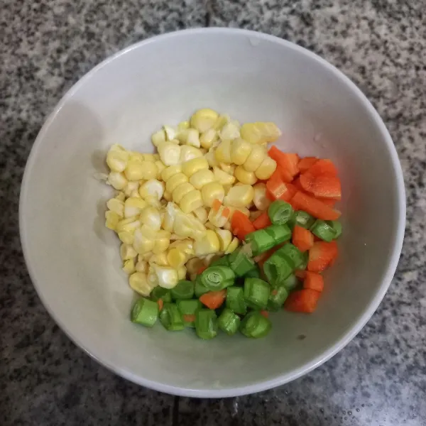 Iris-iris kecil buncis dan wortel, campurkan dengan pipilan jagung manis.