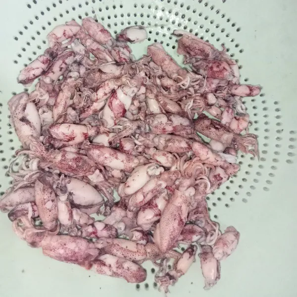 Tiriskan cumi kemudian cuci bersih.