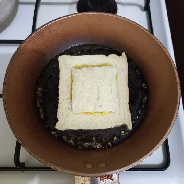 Tutup dengan potongan roti tawar kecil, panggang hingga matang.