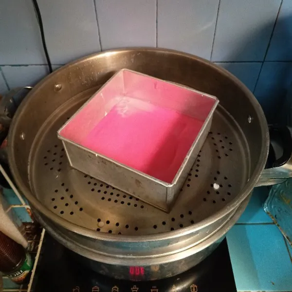 Lalu tuang adonan berwarna pink, kukus kembali 5 menit, lalu tuang kembali adonan putih di atas adonan pink. Kukus selama 5 menit.