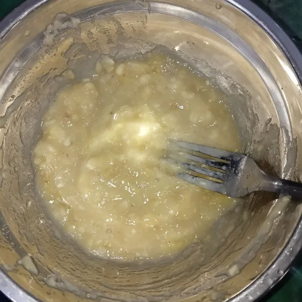 Haluskan buah pisang dengan garpu