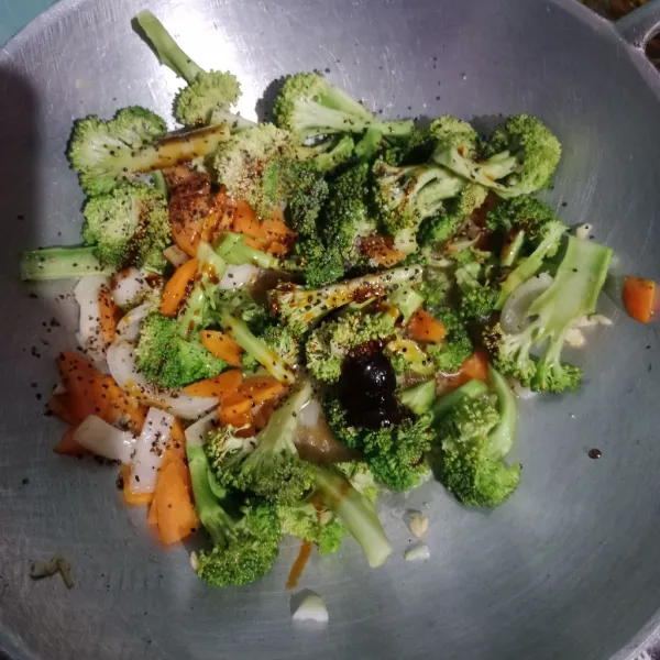 Tambahkan lada hitam, saos tiram, kecap manis, gula pasir dan air. Masak hingga tingkat kematangan yang diinginkan, tes rasa. Brokoli lada hitam siap jadi menu sayur.