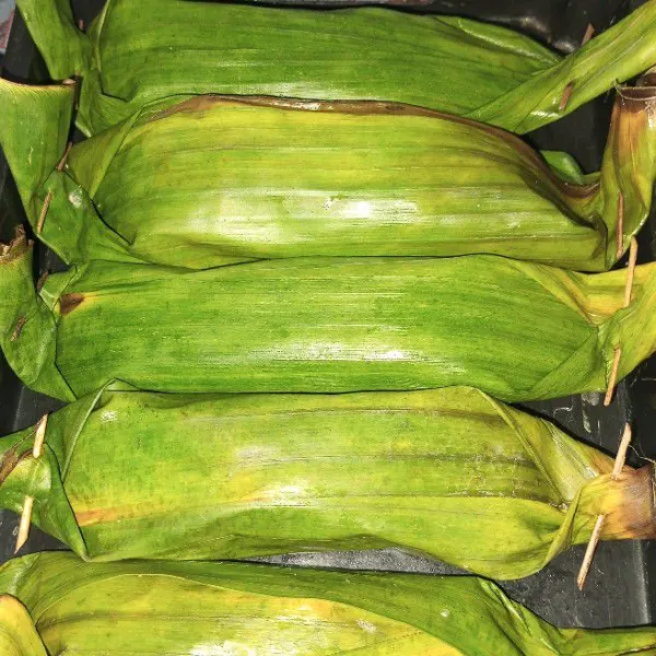 Bungkus dengan daun pisang