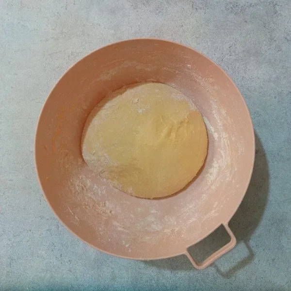 Masukkan semua bahan utama kecuali butter dan garam, uleni hingga setengah kalis, kemudian tambahkan garam dan butter, uleni sampai kalis elastis. Istirahat adonan hingga mengembang dua kali lipat.