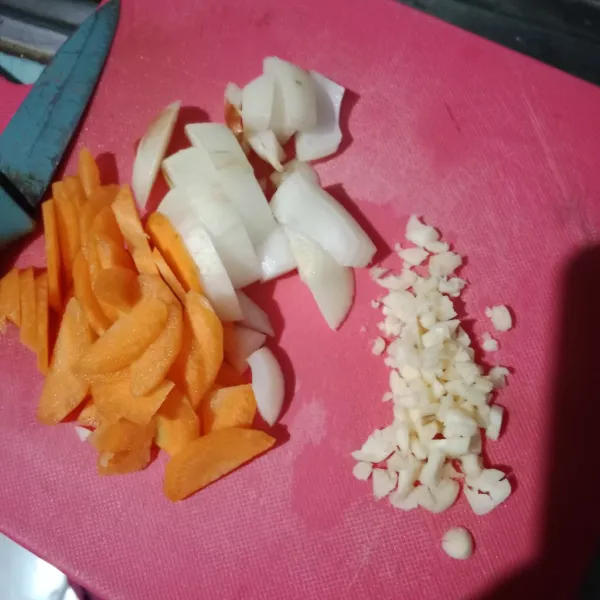 Iris serong wortel. Cincang bawang putih, Iris bawang bombay
